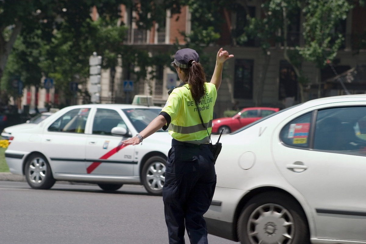 ¿Cómo destacar en el sector del taxi en Madrid? Te damos 7 claves prácticas para diferenciarte, fidelizar clientes y mejorar tu reputación.